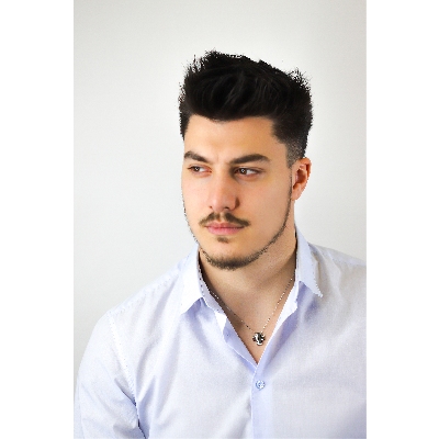 Collar para hombre con cruz en oro blanco de 18k y diamantes