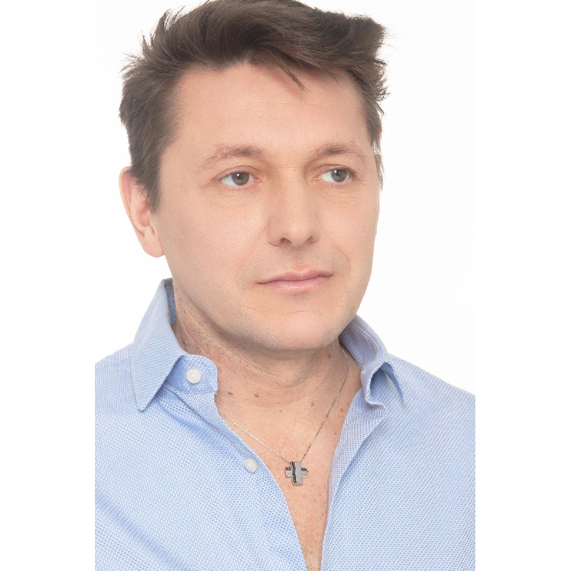 Collar con cruz en oro blanco de 18k y diamantes negros,  50 cm Collar con cruz en oro blanco de 18k y diamantes negros,  50 cm