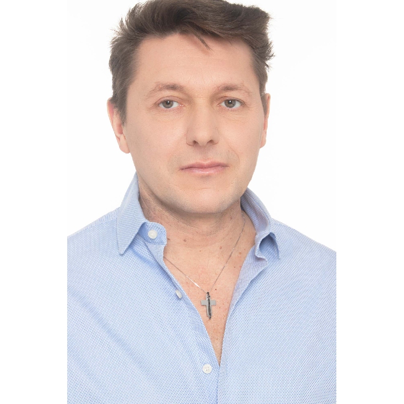 Collar con cruz para hombre en oro blanco 18 quilates y diamantes negros Collar con cruz para hombre en oro blanco 18 quilates y diamantes negros