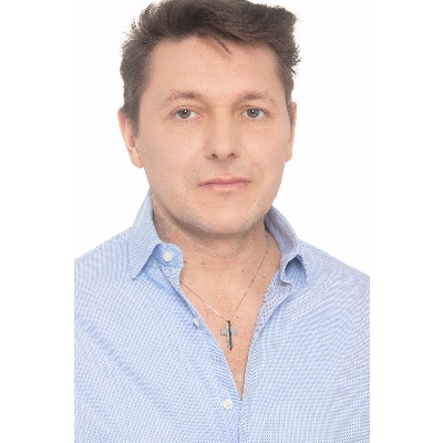 Collar con cruz para hombre en oro blanco 18 quilates y diamantes negros