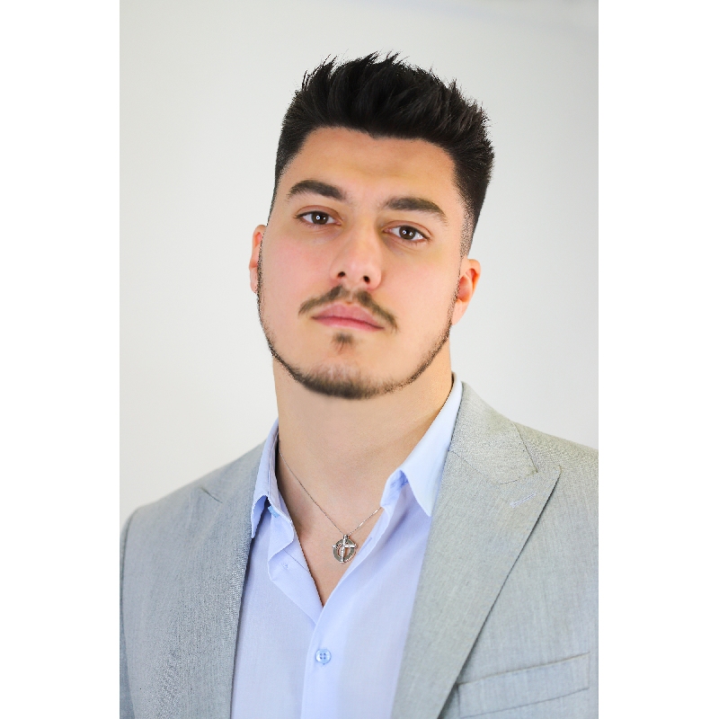 Collar hombre con cruz en oro blanco 18 quilates con diamantes