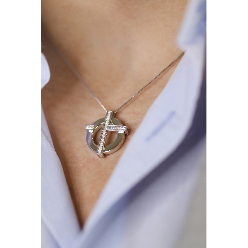 Collar hombre con cruz en oro blanco 18 quilates con diamantes