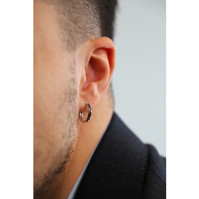 Pendiente mono con aro en oro blanco de 18k con diamantes negros y puntas brunidas