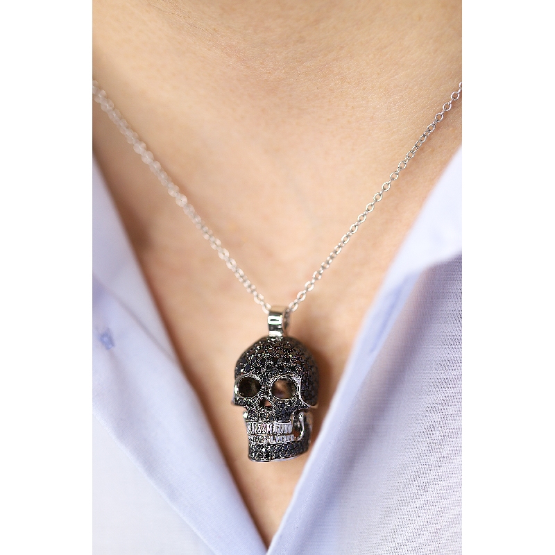 Collar de oro blanco 18 quilates con colgante calavera con diamantes negros y blancos Collar de oro blanco 18 quilates con colgante calavera con diamantes negros y blancos
