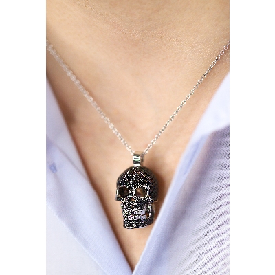 Collar de oro blanco 18 quilates con colgante calavera con diamantes negros y blancos