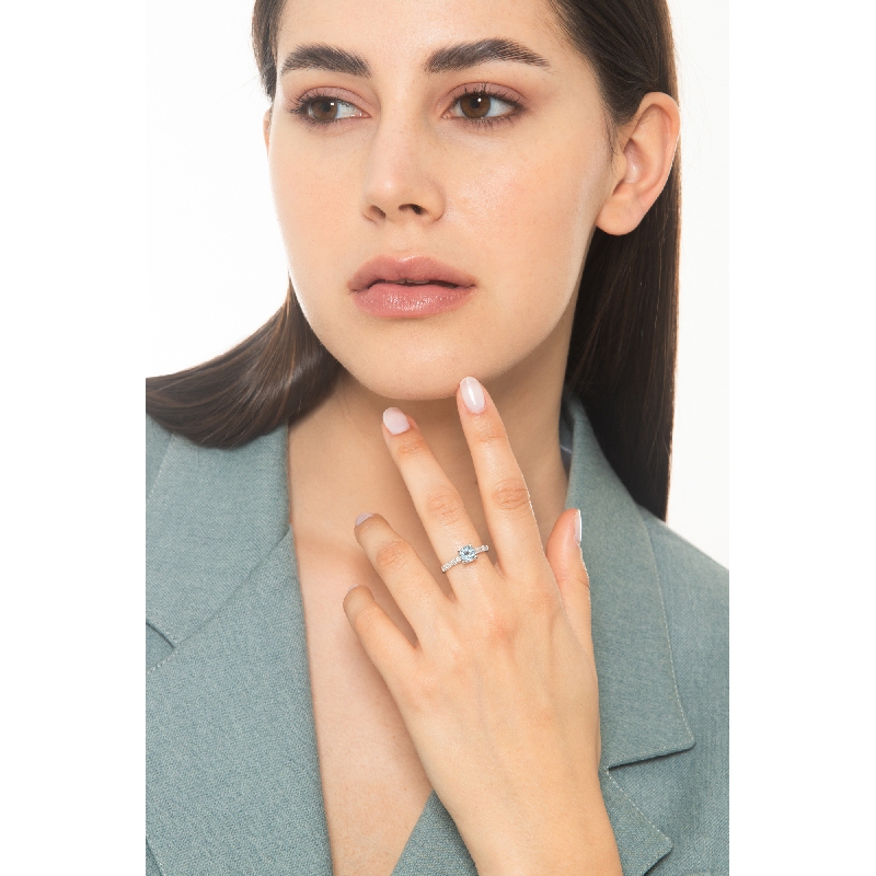 Anillo tipo banda en oro blanco 18k con aguamarina y diamantes