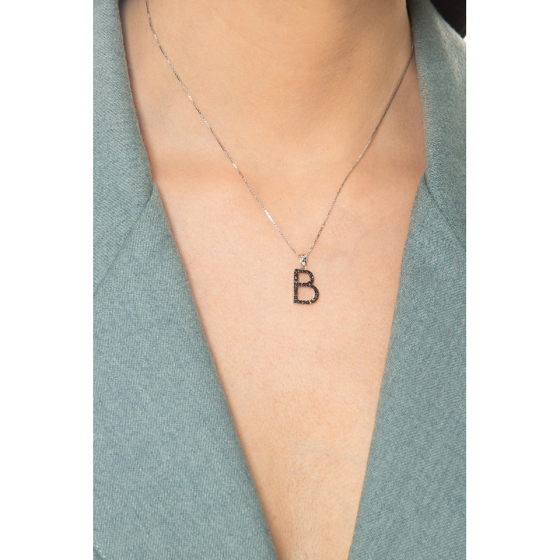 Collar de oro blanco de 18 quilates con colgante letra B grabada y diamantes negros