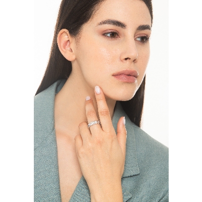 Anillo en oro blanco de 18k con diamantes