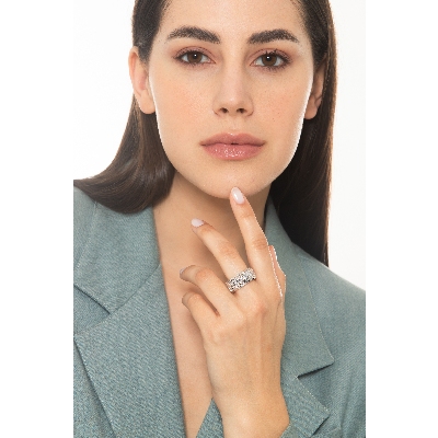 Anillo de banda calada en oro blanco 18k con diamantes