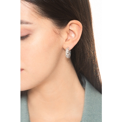 Pendientes de aro en oro blanco 18k con efecto red y diamantes