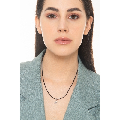 Colgante de perrito en oro blanco de 18k con zircones