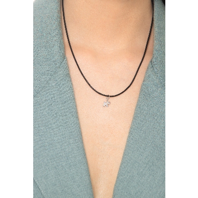 Colgante de perrito en oro blanco de 18k con zircones