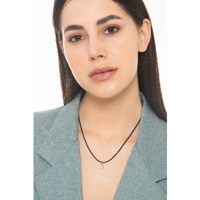 Colgante de gatito en oro blanco de 18k con zircones