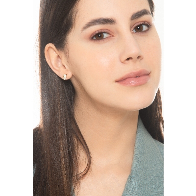 Pendientes en oro amarillo 18k con perrito esmaltado blanco