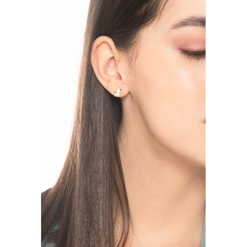 Pendientes en oro amarillo 18k con perrito esmaltado blanco