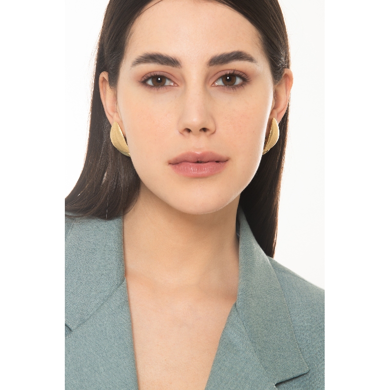 Pendientes en forma de pétalo satinado y brillante en oro amarillo 18k Pendientes en forma de pétalo satinado y brillante en oro amarillo 18k