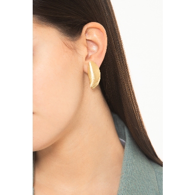 Pendientes en forma de pétalo satinado y brillante en oro amarillo 18k