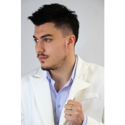 Anillo cruz en oro blanco de 18 quilates con diamantes negros y blancos