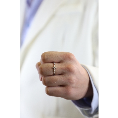 Anillo cruz en oro blanco de 18 quilates con diamantes negros y blancos