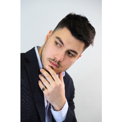 Anillo hombre en oro rosa con pavé diamantes negros y puntas brunidas