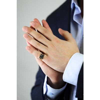 Anillo hombre en oro rosa con pavé diamantes negros y puntas brunidas