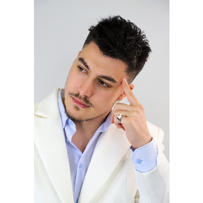 Anillo hombre cuadrado con pavé diamantes y oro blanco de 18 kilates