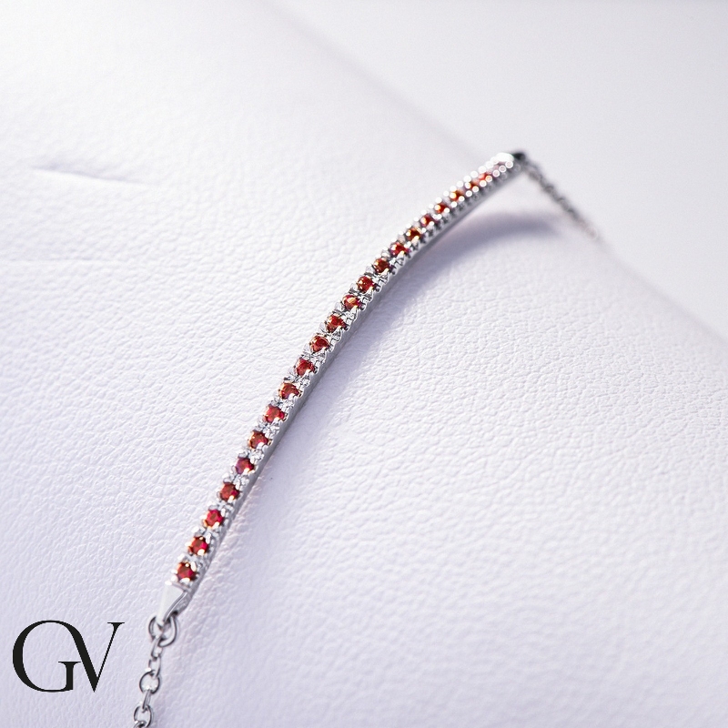 Pulsera de oro blanco de 18 quilates con una barra de rubíes Pulsera de oro blanco de 18 quilates con una barra de rubíes