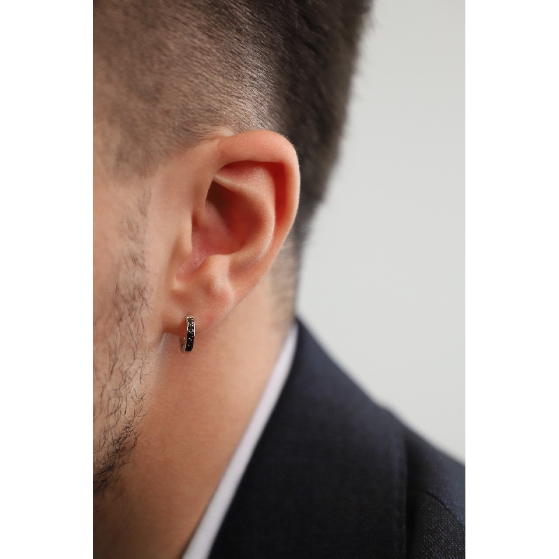 Pendiente suelto aro en oro blanco 18k con diamantes negros Pendiente suelto aro en oro blanco 18k con diamantes negros