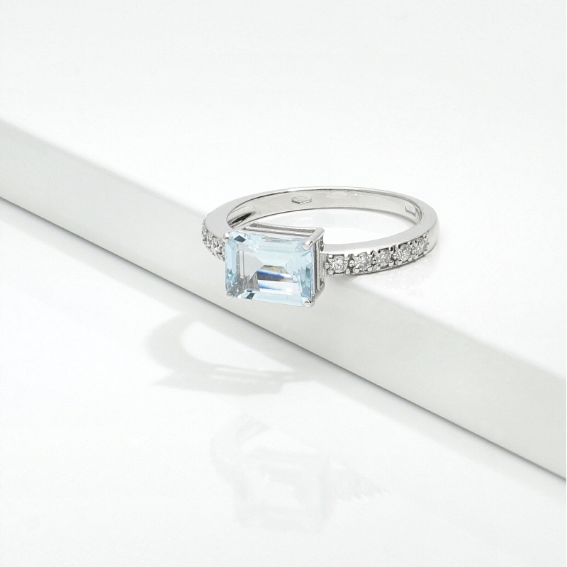 Anillo en oro blanco 18k con una aguamarina Anillo en oro blanco 18k con una aguamarina
