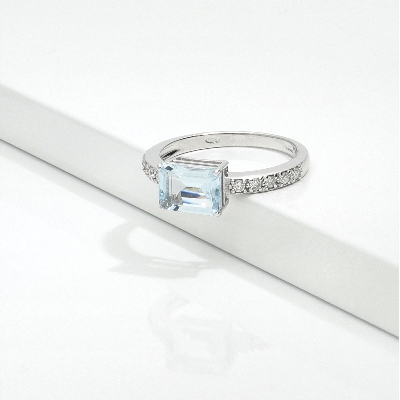Anillo en oro blanco 18k con una aguamarina