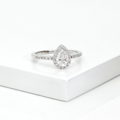 Anillo con diamante corte gota 0,70 ct GIA en oro blanco 18k