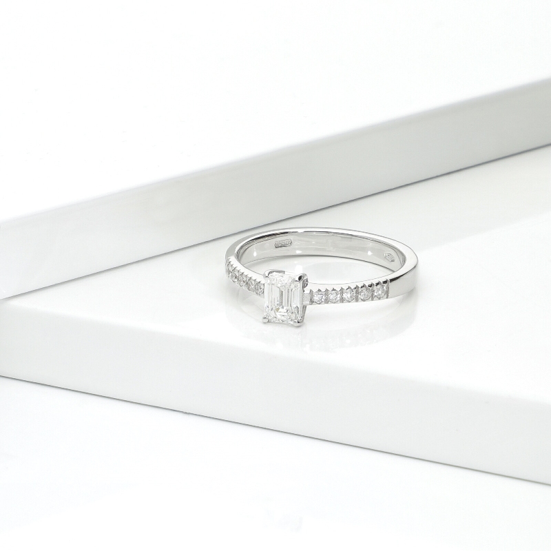 Anillo diamante corte esmeralda 0,50 ct GIA en oro blanco 18k