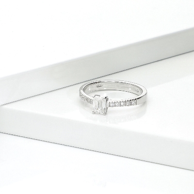 Anillo diamante corte esmeralda 0,50 ct GIA en oro blanco 18k