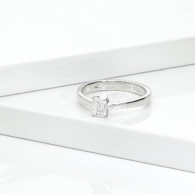 Anillo con diamante corte esmeralda 0,50 ct GIA en oro blanco 18k