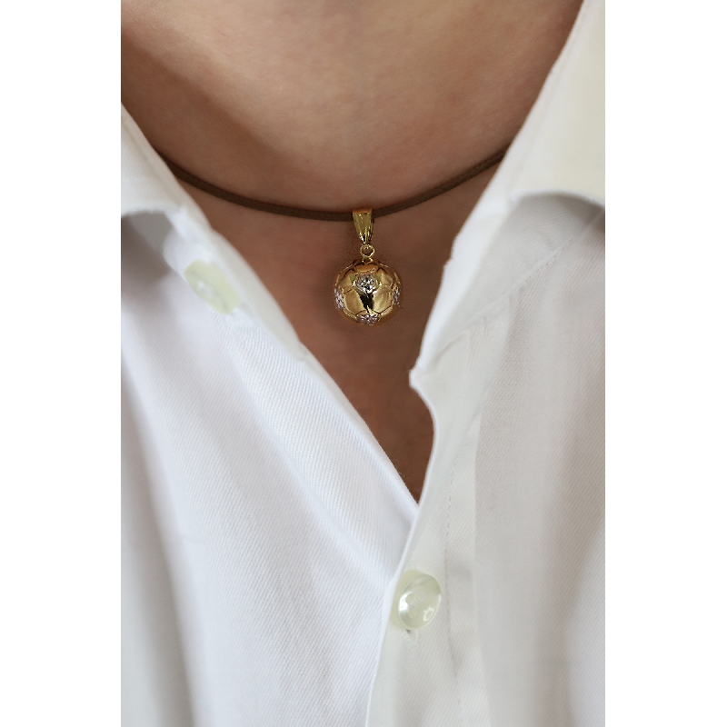 Colgante balón de fútbol en oro blanco y amarillo