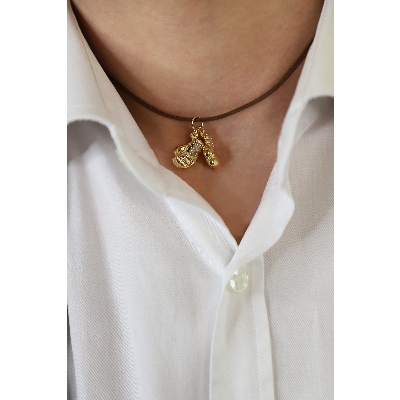 Colgante de guantes de boxeo en oro amarillo y blanco 18k, 1,50 cm.