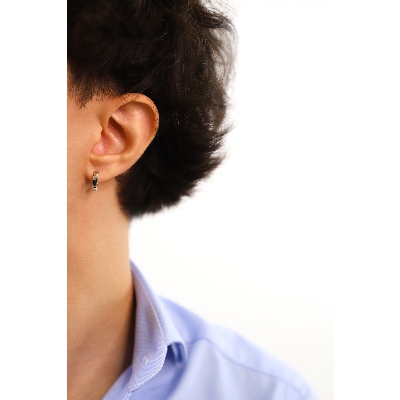 Pendiente individual para hombre en oro blanco 18k