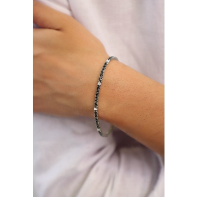 Brazalete tenis en oro blanco 18k con diamantes negros y diamantes