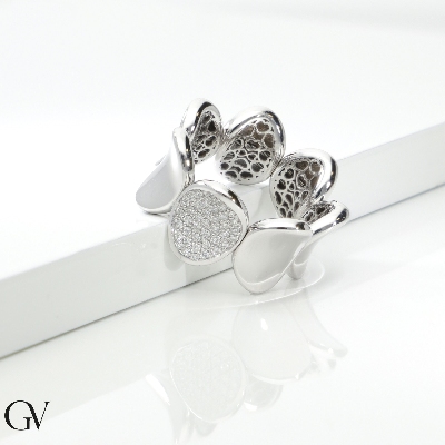 Anillo elástico en oro blanco de 18 quilates con placa central en pavé de diamantes