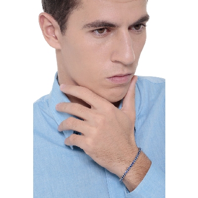 Pulsera tenis de oro blanco de 18 quilates con zafiro azul