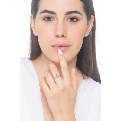 Anillo oro blanco de 18k con amatista ovalada central y diamantes