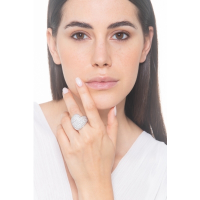 Anillo contrarié de banda en oro blanco 18k con pavé de diamantes