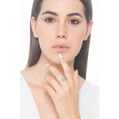 Anillo en oro blanco 18k con una aguamarina