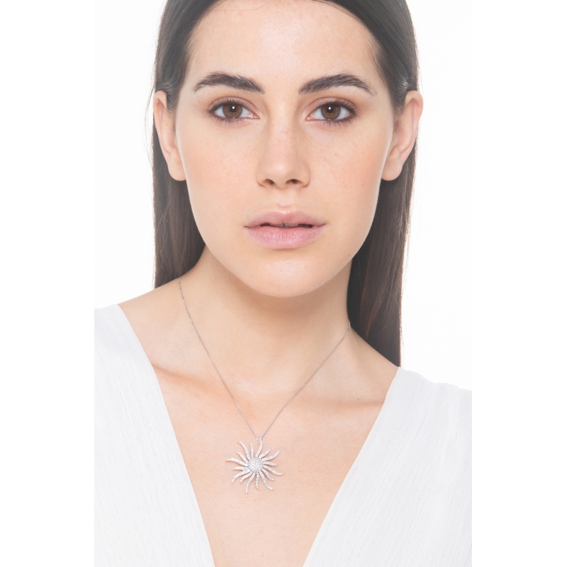 Collar en oro blanco de 18k con colgante en forma de sol  Collar en oro blanco de 18k con colgante en forma de sol