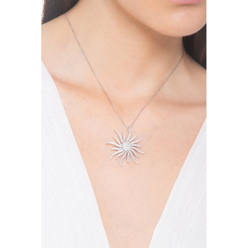 Collar en oro blanco de 18k con colgante en forma de sol  Collar en oro blanco de 18k con colgante en forma de sol
