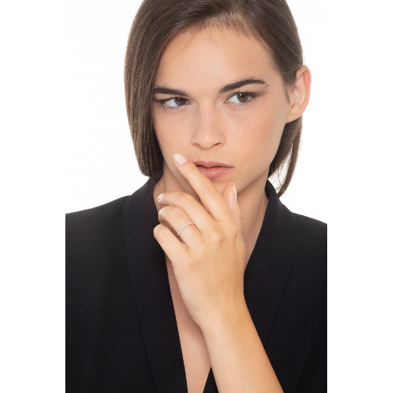 Anillo alianza en oro blanco de 18k con diamantes  Anillo alianza en oro blanco de 18k con diamantes