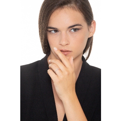 Anillo alianza en oro blanco de 18k con diamantes 