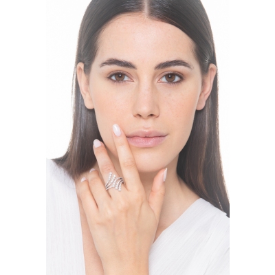 Anillo degradé  contrarié en oro blanco de 18k con hileras de diamantes