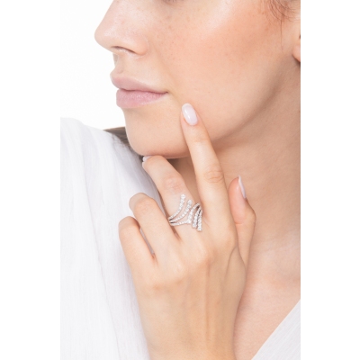 Anillo degradé  contrarié en oro blanco de 18k con hileras de diamantes