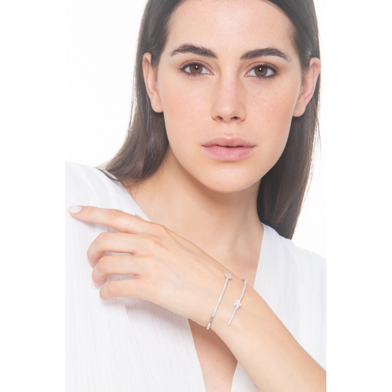 Pulsera semirrígida de resorte en oro blanco de 18k con detalle floral y diamantes Pulsera semirrígida de resorte en oro blanco de 18k con detalle floral y diamantes
